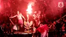 Suporter menyalakan suar jelang berakhirnya laga Timnas Indonesia U-19 melawan Vietnam U-19 pada kualifikasi grup A Piala AFF U-19 2022 di Stadion Patriot Candrabhaga, Bekasi, Jawa Barat, Sabtu (2/7/2022). Selama menyaksikan laga, para suporter terus meneriakkan yel-yel dukungan untuk Timnas Indonesia U-19. (Liputan6.com/Helmi Fithriansyah)
