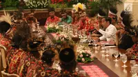 Presiden Joko Widodo atau Jokowi mengundang para tokoh asal Papua dan Papua Barat di Istana Negara, Jakarta, Selasa (10/9/2019). Puluhan tokoh Papua hadir ke Istana kompak mengenakan topi rumbai, begitu juga para menteri yang mendampingi Jokowi. (Liputan6.com/Angga Yuniar)