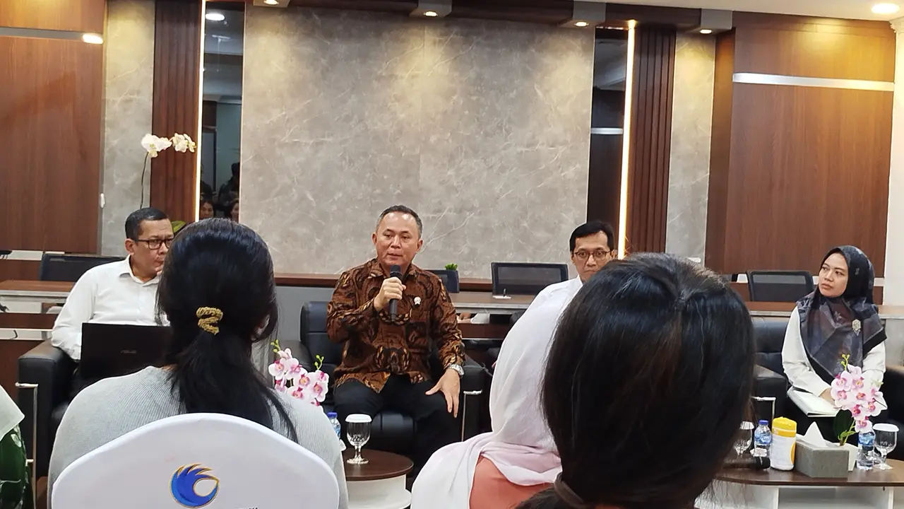 Para mantan pemain Oriental Circus Indonesia (OCI) menemui Wakil Menteri Hak Asasi Manusia (Wamen HAM) Mugiyanto, Selasa (15/4/2025).