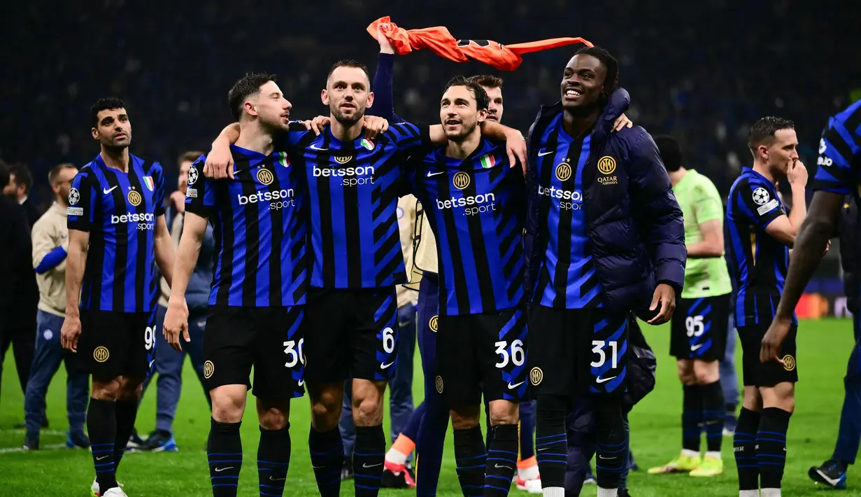 Inter Milan sukses melaju ke final Liga Champions 2024/2025 usai mengalahkan Barcelona dengan skor 4-3 (agregat 7-6). (Marco BERTORELLO/AFP)
