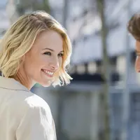 Nggak harus ngejar-ngejar, main halus saja kalau mau deketin cowok duluan, girls. (Foto: hercampus.com)