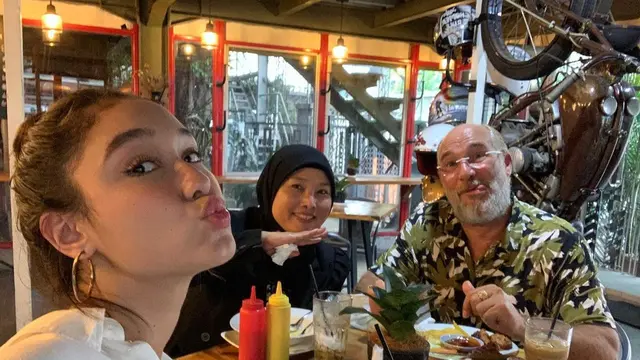 Jarang Tersorot, Ini 6 Potret Kebersamaan Yasmin Napper Bareng Ayah dan Ibunda
