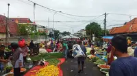 Banyaknya pedagang yang menjajakan dagangannya hingga ke badan jalan raya. Membuat akses jalan warga terhalang dan tersendat. Warga berharap para pedagang bisa berjualan lebih tertib dan Pemkot Tangerang merevitalisasi pasar Anyar.