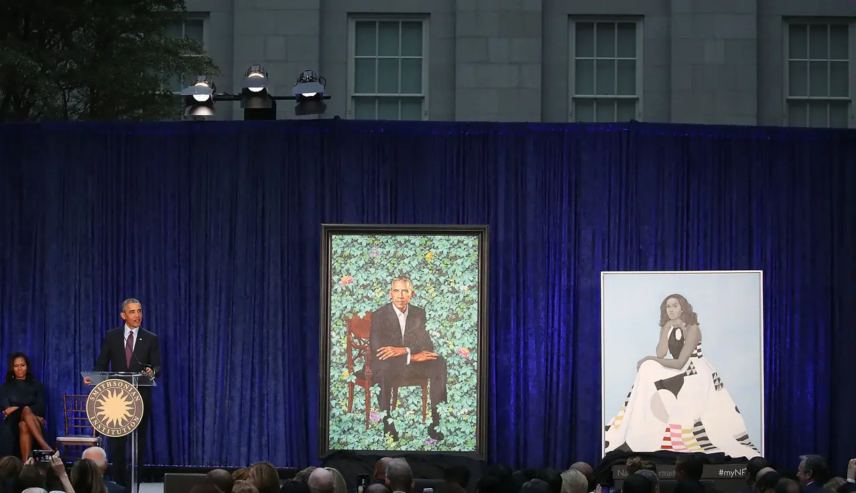 Presiden AS ke-44 Barack Obama berpidato saat upacara peresmian pameran lukisan di Galeri Potret Nasional Smithsonian, Washington DC (12/2). Dua lukisan tersebut digambar oleh seniman terkenal keturunan Amerika-Afrika. (Mark Wilson/Getty Images/AFP)
