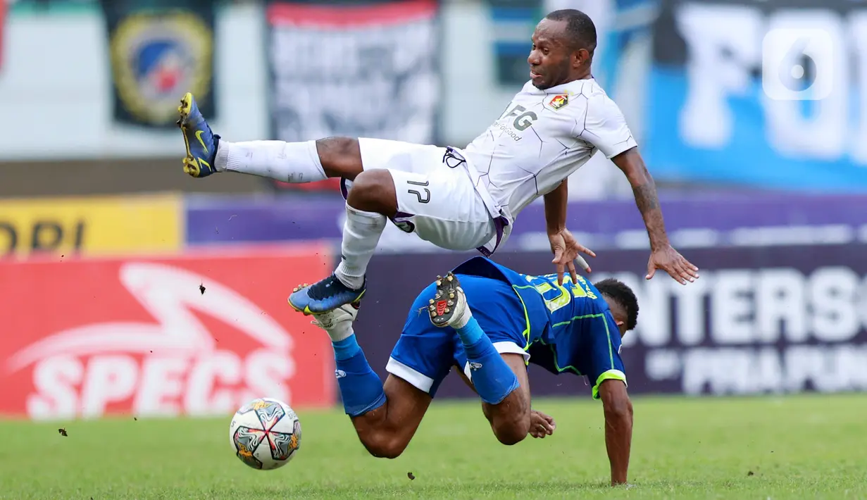 Pemain Persib Bandung Ricky Kambuaya berebut bola dengan pemain Persik Kediri Yohanes Pahabol pada laga BRI Liga 1 2022/2023 di Stadion Pakansari, Bogor, Jawa Barat, Rabu (8/3/2023). Persik Kediri mengalahkan Persib Bandung dengan skor 2-0. (Bola.com/M. Iqbal Ichsan)
