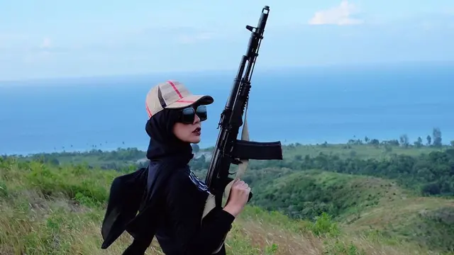 7 Gaya Bella Shofie di Puncak Gunung Latihan Menembak Ini Curi Perhatian