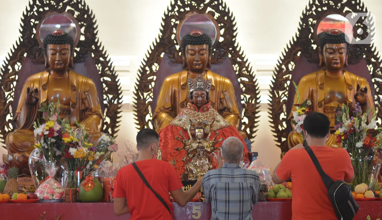 Warga keturunan Tionghoa melakukan sembahyang saat perayaan Tahun Baru Imlek 2572 di Vihara Dharma Bhakti, Glodok, Jakarta, Jumat (12/2/2021). Perayaan Imlek tahun ini, pengurus vihara melakukan pembatasan pengunjung dan tetap mengikuti protokol kesehatan COVID-19. (merdeka.com/Imam Buhori)