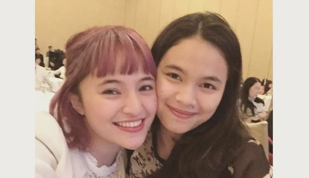 Marshanda pun tampak mengenakan rambut warna rosegold, dengan rambut pendek bob berponi depannya. @marshanda99