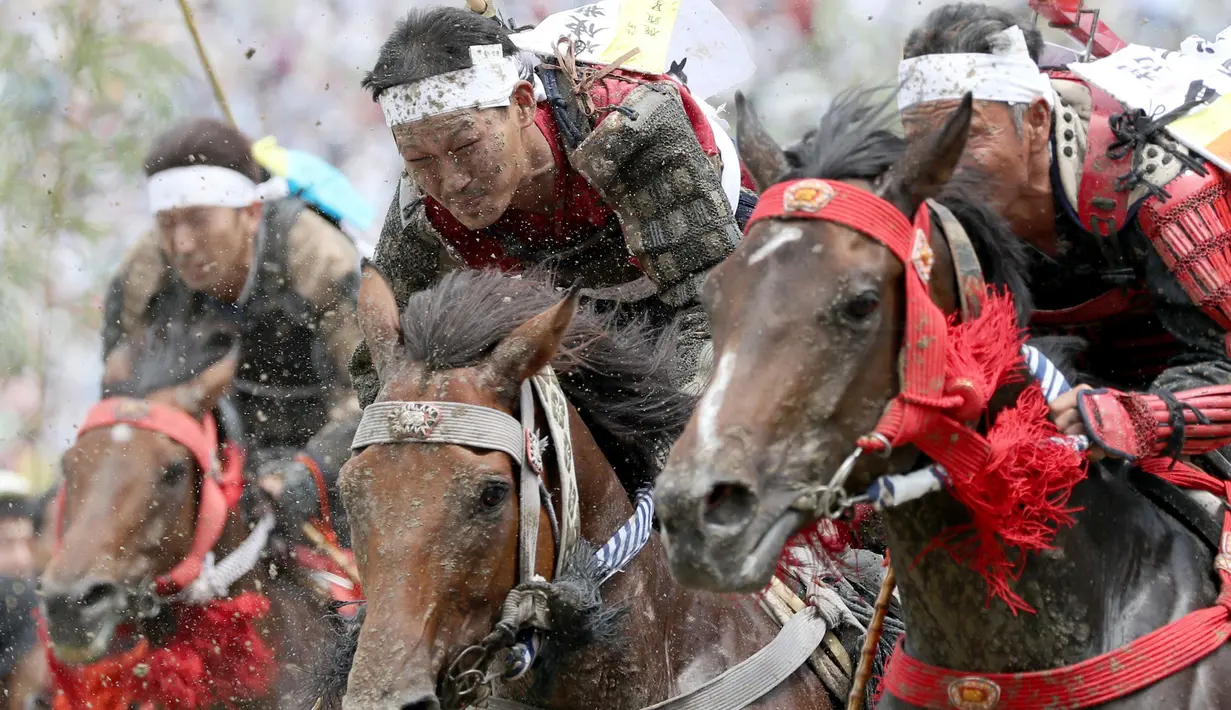 Peserta mengenakan pakaian Samurai saat mengikuti Armor Horse Racing dalam festival Soma Nomaoi di Minamisoma (30/7). Acara tradisional ini telah berusia 1.000 tahun dan diselenggarakan setiap tahunnnya. (Jun Hirata/Kyodo News via AP)