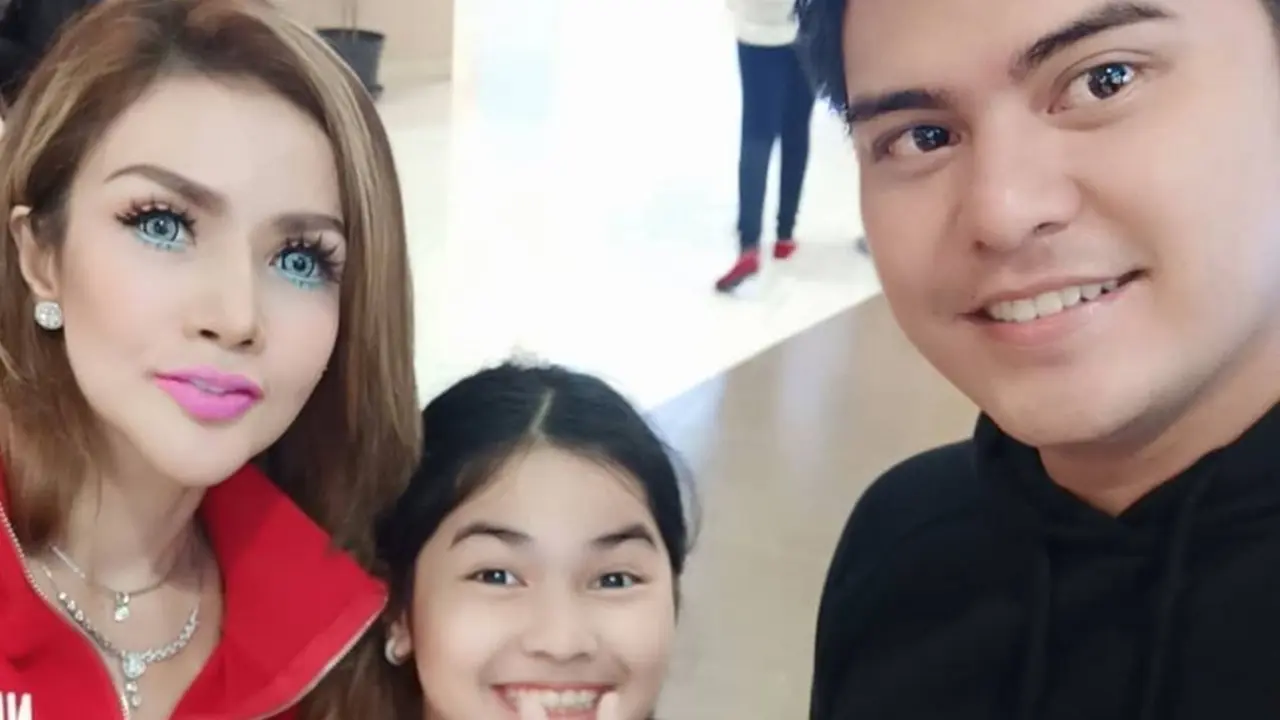 Barbie Kumalasari bersama Galih Ginanjar dan buah hatinya.