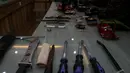 Barang bukti berupa golok, senjata api jenis bareta, dan 2 buah obeng diperlihatkan saat rilis tindak pencurian dengan kekerasan, Jakarta, (3/10/14). (Liputan6.com/Faizal Fanani)