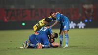 Selebrasi para pemain Persib Bandung merayakan gol kedua ke gawang Madura United yang dicetak Marc Klok (bawah) pada laga leg kedua final Championship Series BRI Liga 1 2023/2024 di Stadion Gelora Bangkalan, Madura, Jumat (31/5/2024). (Bola.com/Bagaskara Lazuardi)