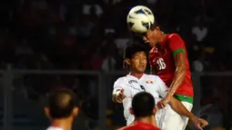 Bek Timnas Indonesia U-19, Hansamu Yana Pranata (kanan) berusaha memenangkan duel bola atas dari penyerang Myanmar, Aung Thu dalam laga persahabatan yang digelar di Stadion GBK Jakarta, (5/5/2014). (Liputan6.com/Helmi Fithriansyah)