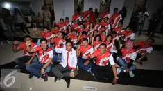 Menpora Imam Nahrawi (baju putih) duduk bersama kontingen atlet Olimpiade Rio 2016 usai upacara pengukuhan dan pelepasan di Kemenpora Jakarta, Selasa (21/6). 26 atlet Indonesia siap berlaga di Olimpiade Rio 2016. (Liputan6.com/Helmi Fithriansyah)