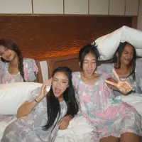 Girl group No Na tampil kompak pakai daster. [@nonawav].