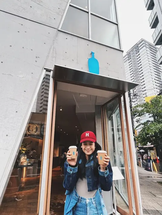 Masih menunda momongan, liburan Maudy Ayunda dan Jesse Choi ini pun kembali terlihat bak honeymoon. Keduanya juga beberapa kali memamerkan momen mesra di media sosial. (Liputan6.com/IG/@maudyayunda)