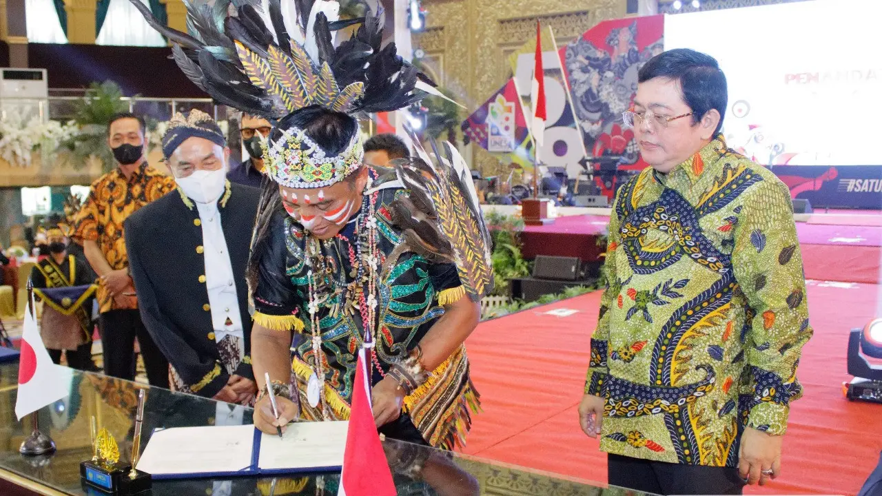 Rektor Unesa Nurhasan meneken MoU dengan Pemda. (Dian Kurniawan/Liputan6.com)