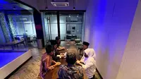 Sepasang kekasih melangsungkan prosesi akad nikah di kantor penyidik Subdit Siber Ditreskrimsus Polda Metro Jaya. (Liputan6.com/Ady Anugrahadi)