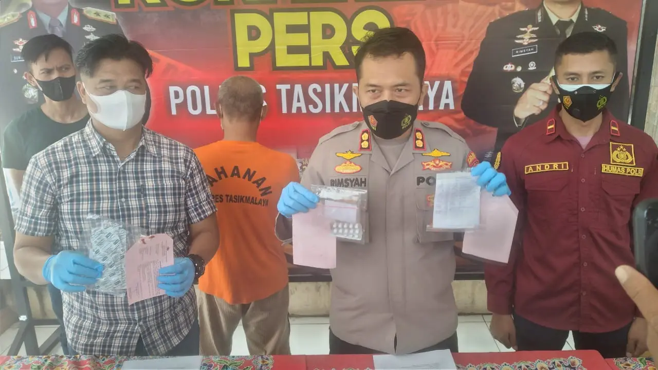 Kapolres Tasikmalaya AKBP Rimsyahtono menunjukan beberapa barang bukti obat psikotropika yang dijual secara bebas di wilayah Tasikmalaya.