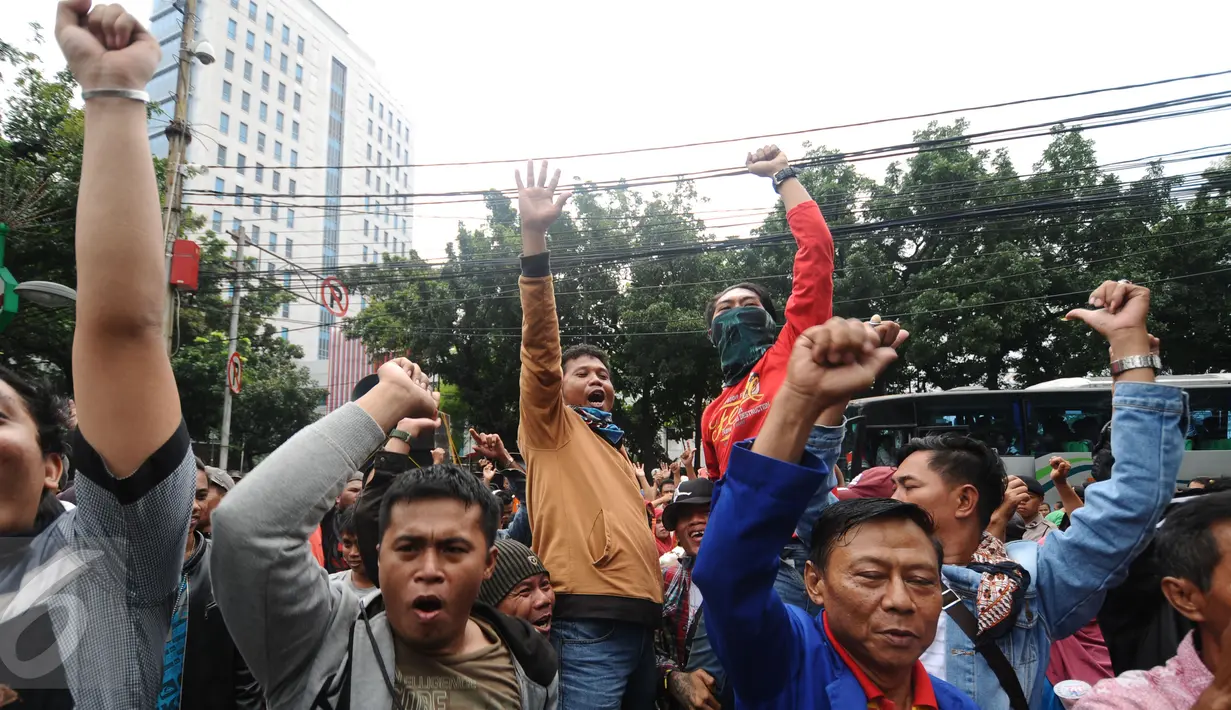 Ratusan warga Kalijodo berteriak teriak saat aksi di depan gedung DPRD DKI Jakarta, Jumat (19/2/2016). Dalam aksinya, mereka menuntut ganti rugi lahan pemukiman dan kepastian relokasi pemukiman. (Liputan6.com/Helmi Fithriansyah)