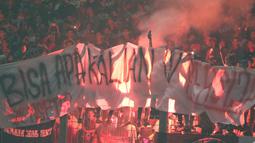 The Jakmania mendukung tim dengan berbagai tuisan di spanduk  pada laga Trofeo Persija  di Stadion Utama Gelora Bung Karno, Jakarta, Sabtu (9/4/2016). (Bola.com/Nicklas Hanoatubun)