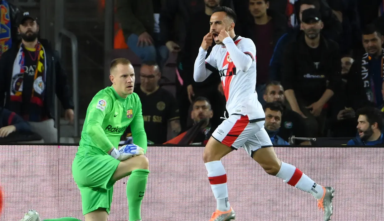 Alvaro Garcia. Sayap kiri Spanyol berusia 29 tahun yang sejak awal musim 2018/2019 membela Rayo Vallecano usai didatangkan dari Cadiz dengan nilai transfer 4,5 juta euro ini tercatat memiliki kecepatan berlari paling cepat di Liga Spanyol musim 2021/2022 lalu yang mencapai 35,4 km/jam. Kecepatannya setara dengan striker Athletic Bilbao Inaki Williams. Dengan kelebihannya, ia mampu tampil enerjik yang menjadi kunci kesuksesan Rayo Vallecano finis di posisi ke-12 klasemen akhir Liga Spanyol musim 2021/2022. Bersama Rayo Vallecano ia telah tampil dalam 160 laga di semua ajang dengan torehan 21 gol dan 26 assist. (AFP/Lluis Gene)