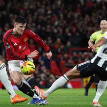Tim racikan pelatih Ruben Amorim sukses meraih kemenangan tipis 1-0 atas Newcastle United pada laga Boxing Day kali ini. Tampak dalam foto, striker Manchester United asal Slovenia, Benjamin Sesko (tengah) mencoba melewati adangan dua pemain Newcastle United pada lanjutan Liga Primer Inggris di Stadion Old Trafford, pada 26 Desember 2025 waktu setempat atau Sabtu (27/12/2025) dini hari WIB. (Darren Staples/AFP)