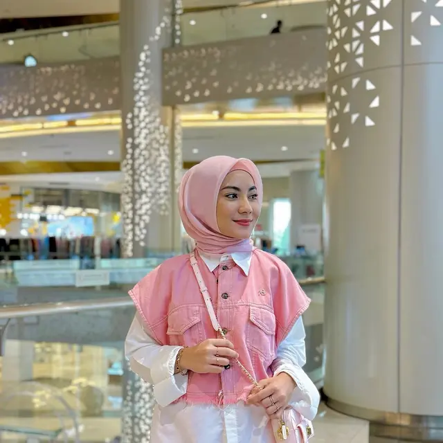 6 Potret Bunga Fathia Kakak Rey Bong Jarang Tersorot, Kenal dengan Rekan Artis