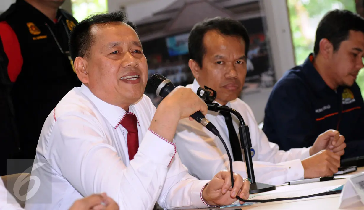 Direktur Wasdakim, Yurod Saleh memberi keterangan terkait pengamanan 32 WNA illegal dalam operasi pengawasan orang asing saat rilis di Ditjen Imigrasi, Jakarta, Jumat (13/1). Operasi digelar di kawasan Bogor dan Jakarta. (Liputan6.com/Helmi Fithriansyah)