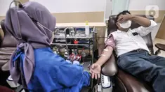 Petugas melayani warga yang mendonorkan darahnya di Palang Merah Indonesia (PMI) DKI Jakarta, Jakarta, Selasa (26/4/2022). Ketersediaan darah di PMI DKI Jakarta sepekan jelang Hari Raya Idul Fitri mencapai sekitar 30 persen dari angka stok normal. (merdeka.com/Iqbal S. Nugroho)
