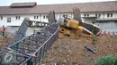 Crane untuk memasang turap di bantaran Kali Kampung Pulo jatuh ke Sungai Ciliwung (1/10/15) dan menimpa gubuk. Akibatnya, seorang warga RT15/10 Kelurahan Bukit Duri, Jakarta Selatan harus mendapatkan perawatan medis. (Liputan6.com/Gempur M Surya)