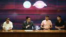 Ketua Umum PSSI, Erick Thohir (kedua kiri) didampingi Waketum PSSI, Zainudin Amali dan dua pemain naturalisasi, Rafael Struick (kanan) dan Ivar Jenner saat konferensi pers pengumuman resmi FIFA Matchday antara Timnas Indonesia melawan Argentina di ruang media Stadion Utama Gelora Bung Karno (SUGBK), Jakarta, Rabu (24/05/2023). (Bola.com/Bagaskara Lazuardi)
