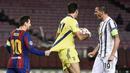 Striker Barcelona, Lionel Messi, menarik baju kiper Juventus, Gianluigi Buffon, pada laga Liga Champions di Stadion Camp Nou, Rabu (9/12/2020). Aksi La Pulga tersebut karena merasa frusatsi gagal membobol gawang Buffon. (AFP/Josep Lago)