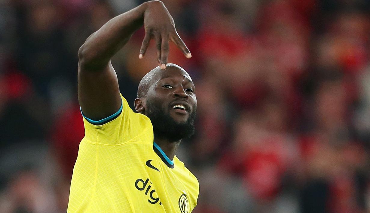 Selebrasi striker Inter Milan, Romelu Lukaku setelah mencetak gol ke gawang Benfica lewat eksekusi penalti pada laga leg pertama perempatfinal Liga Champions 2022/2023 di Luz Stadium, Lisbon (11/4/2023). Romelu Lukaku tercatat telah mencetak 3 gol dan 1 assist dari total 7 laga bagi Inter Milan hingga babak semifinal. Gol terakhirnya dicetak saat Inter Milan menang 2-0 atas Benfica pada leg pertama perempatfinal, 11 April 2023. (AFP/Carlos Costa)