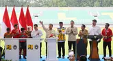 Presiden Republik Indonesia, Prabowo Subianto (keenam kiri) melambaikan tangan saat meresmikan secara simbolis dan serentak 17 stadion yang sudah selesai direnovasi sesuai standar Federasi Sepak Bola Internasional (FIFA) di Stadion Gelora Delta, Sidoardjo, Jawa Timur, Senin (17/3/2025). (Foto: Dokumentasi PSSI)