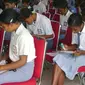 Sejumlah siswa Papua tingkat SMA di Kabupaten Biak Numfor, Papua, mengikuti seleksi lomba Olimpiade Sains Nasional (OSN) 2010 yang diselenggarakan Dinas Pendidikan. (Antara)