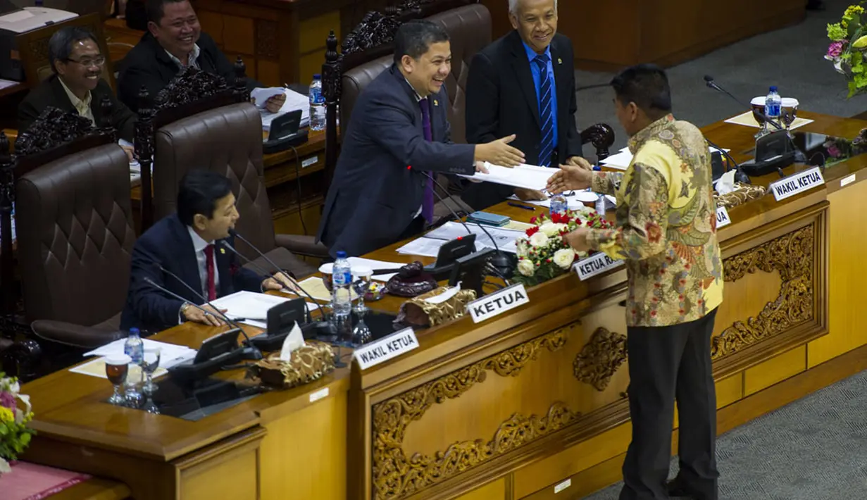 Ketua Badan Legislasi (Baleg) DPR Sareh Wiyono, menyerahkan berkas pembahasan Baleg tentang Revisi UU MD3 kepada pimpinan sidang saat Sidang Paripurna DPR di Kompleks Parlemen, Senayan, Jakarta, Rabu (26/11). (ANTARA FOTO/Ismar Patrizki)
