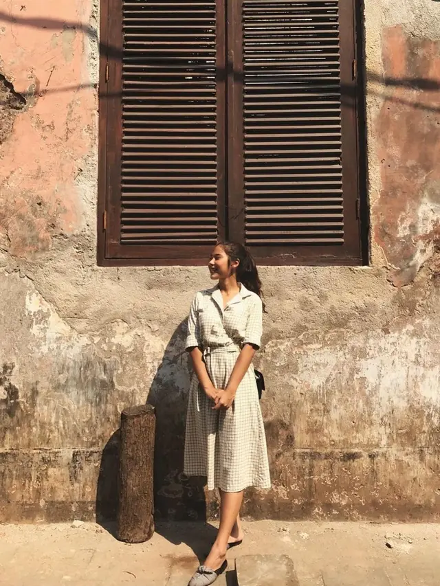 Pesona Nadin Amizah dalam Balutan Busana Vintage. (Sumber: Instagram/cakecaine)
