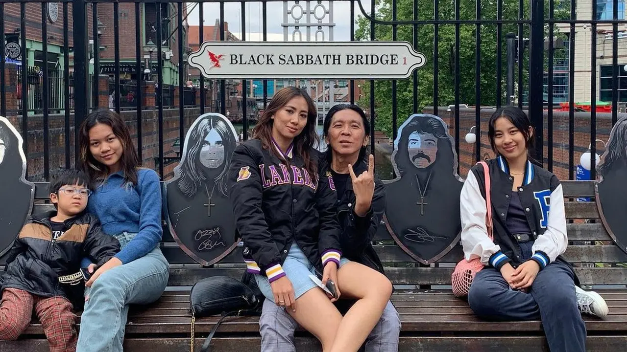 7 Potret Bimbim Slank Liburan Bareng Keluarga Ke Inggris Ini Kompak Banget