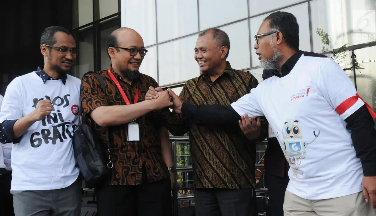 Penyidik senior KPK Novel Baswedan (dua kiri) berjabat tangan dengan mantan Wakil Ketua KPK Bambang Widjojanto (kanan) di Gedung KPK, Jakarta, Jumat (27/7). Novel disambut langsung oleh Ketua KPK Agus Rahardjo dan jajarannya. (Merdeka.com/Dwi Narwoko)