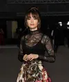 Lily Collins tampil luar biasa di 2nd Annual Academy Museum Gala. Detail perhiasan yang ia kenakan untuk menyempurnakan penampilannya berasal dari Cartier, yaitu Cartier High Jewelry earring dengan 18k emas kuning, 18k emas putih, garnet, peridot, rubellite, ruby, onyx, moonstone, dan berlian. Lily Collins juga mengenakan Cactus de Cartier ring dengan 18k emas kuning dan berlian, serta Cartier Juste un Clou ring dengan 18k emas kuning dan berlian. Foto: Document/Cartier.
