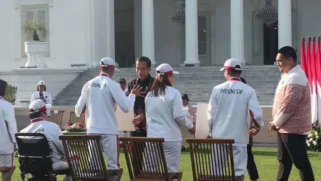 Presiden Joko Widodo (Jokowi) menerima para atlet peraih medali serta atlet yang berlaga pada Paralimpiade Paris 2024 di Halaman Istana Merdeka Jakarta, Rabu (11/9/2024). Jokowi memberikan bonus kepada atlet dan pelatih.