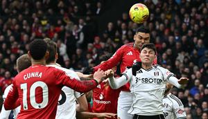 Pemain MU, Casemiro, mencetak gol ke gawang Fulham dalam lanjutan Liga Inggris 2025/2026 di Old Trafford, Minggu (1/2/2026) malam WIB. (Paul ELLIS / AFP)