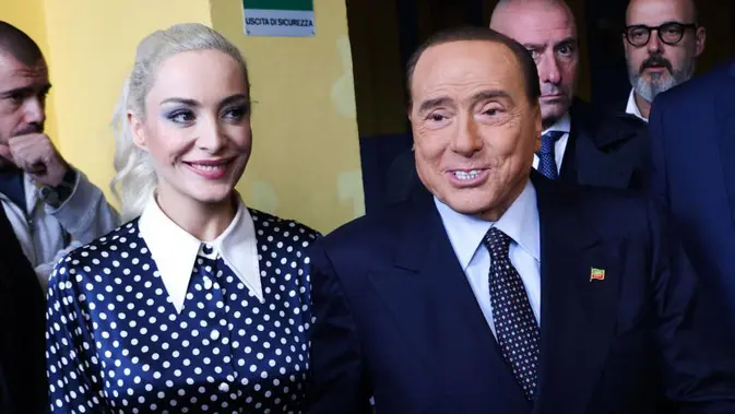 Mantan pemilik AC Milan, Silvio Berlusconi bersama istrinya, Marta Fascina. (AFP)