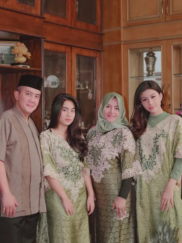 Jarang Terekspos, Ini 6 Momen Kebersamaan Awkarin dengan Ibunda