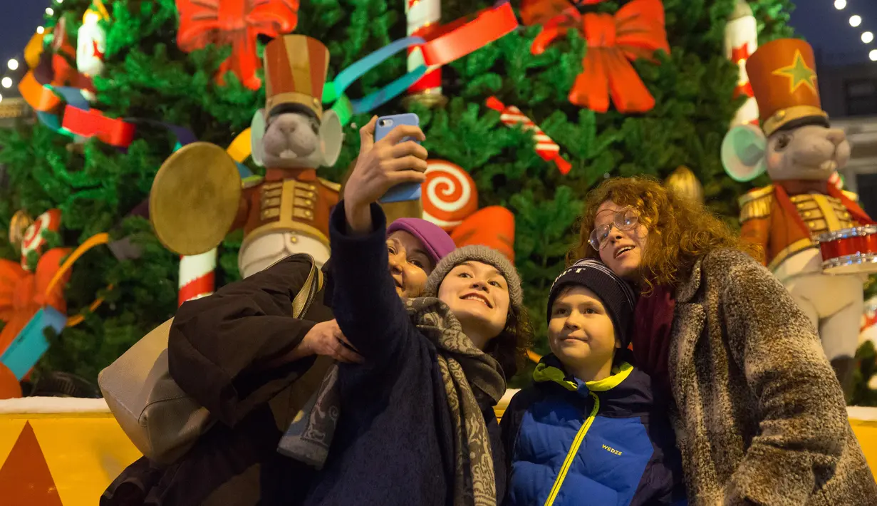 Orang-orang berswafoto di pasar Natal di St. Petersburg, Rusia (20/12/2020). Makovsky Square, Gatchina Palace, Pionerskaya adalah beberapa tempat untuk dikunjungi di pasar natal St Petersburg 2020. (Xinhua/Irina Motina)