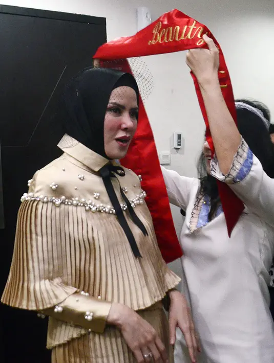 Sedangkan menurut mantan istri siri Rhoma Irama itu, sejatinya, tidak ingin menerima endorse saat pernikahannya. Tapi, saat pernikahan sirinya telah tersebar Angel mengaku banyak yang menawarinya. (Deki Prayoga/Bintang.com)