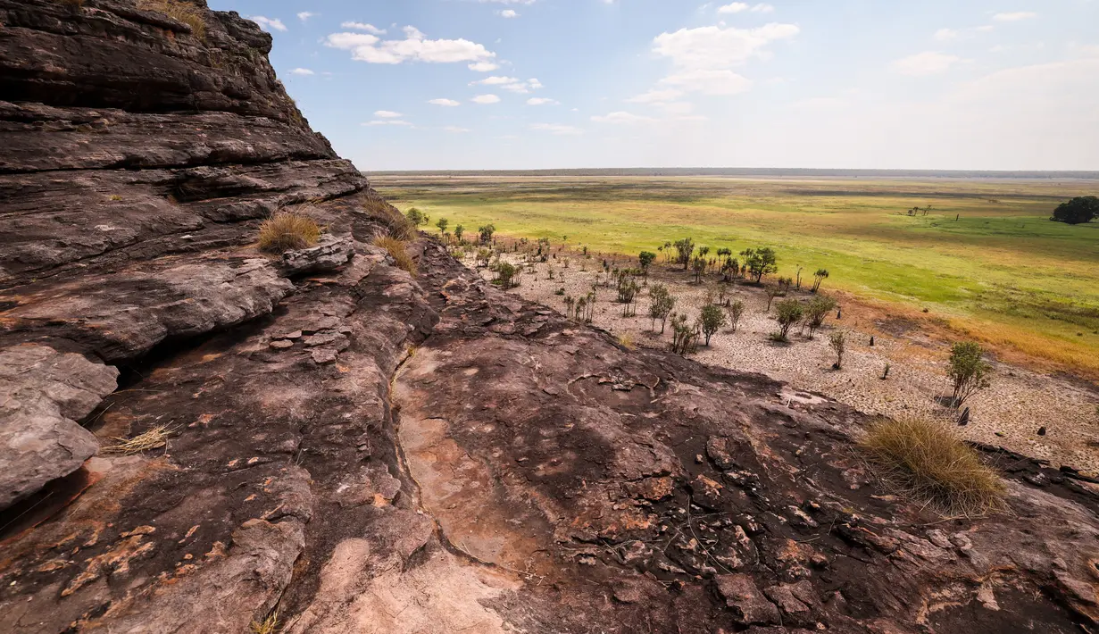 Foto yang diambil pada 27 Agustus 2023 ini menunjukkan tebing batu di Ubirr di situs warisan dunia Taman Nasional Kakadu, yang terletak 280 kilometer di sebelah timur ibu kota Northern Territory, Darwin, Australia. (DAVID GREY / AFP)