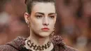 Model memperagakan busana kreasi Chanel untuk koleksi pakaian fall / winter 2018/2019 di Paris, Prancis (6/3). (AP Photo / Thibault Camus)