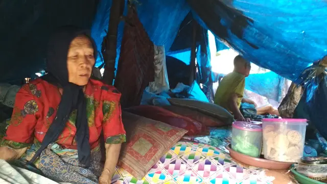 Kisah Cinta Menyentuh Kakek Nenek yang Tinggal di Tenda Lusuh